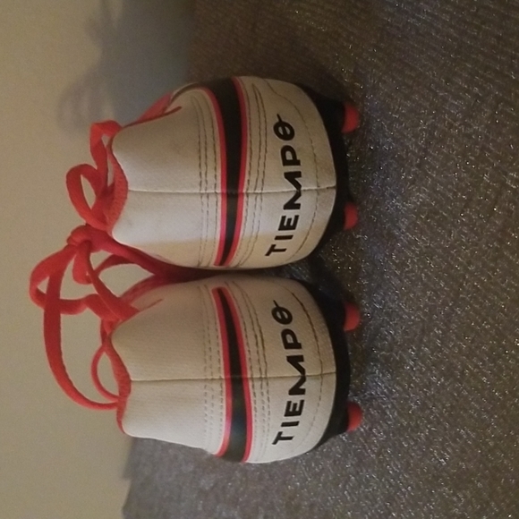 Kids Soccer Shoes - Picture 4 of 4